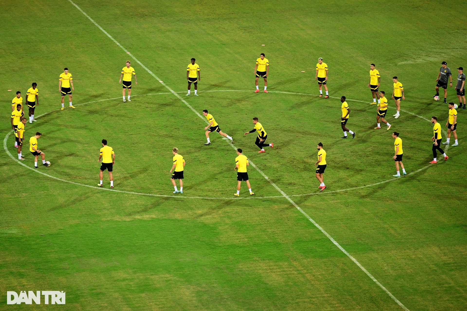 Những pha trình diễn kỹ thuật của cầu thủ Dortmund tại Mỹ Đình - 1 Những pha trình diễn kỹ thuật của cầu thủ Dortmund tại Mỹ Đình - 1