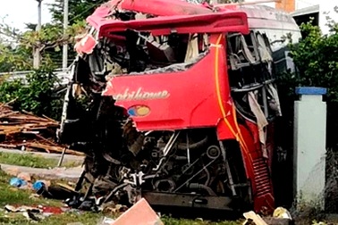 Giải mã hộp đen vụ 3 xe khách tông nhau biến dạng