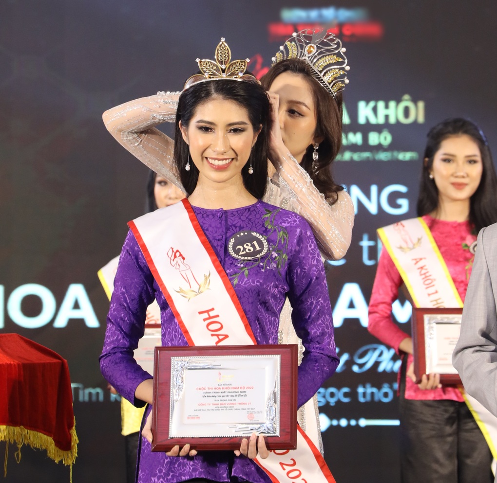 Người đẹp cao 1,8m đăng quang Hoa khôi Nam bộ 2022 - 1 Người đẹp cao 1,8m đăng quang Hoa khôi Nam bộ 2022 - 1