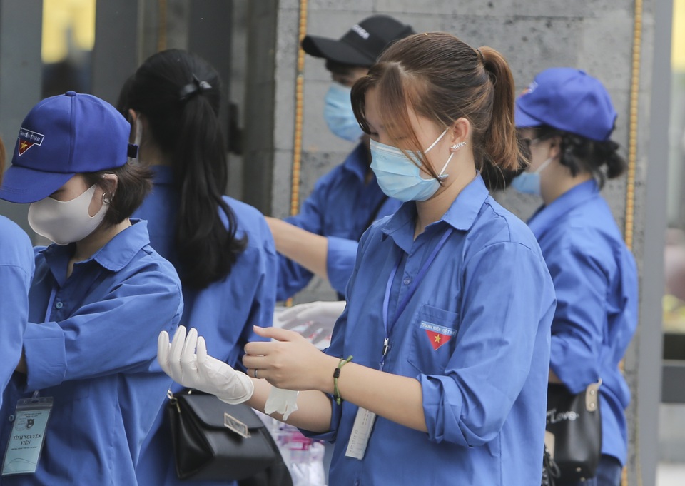 Thanh niên tình nguyện sát cánh cùng thí sinh thi tốt nghiệp THPT 2020 - 5 Thanh niên tình nguyện sát cánh cùng thí sinh thi tốt nghiệp THPT 2020 - 5