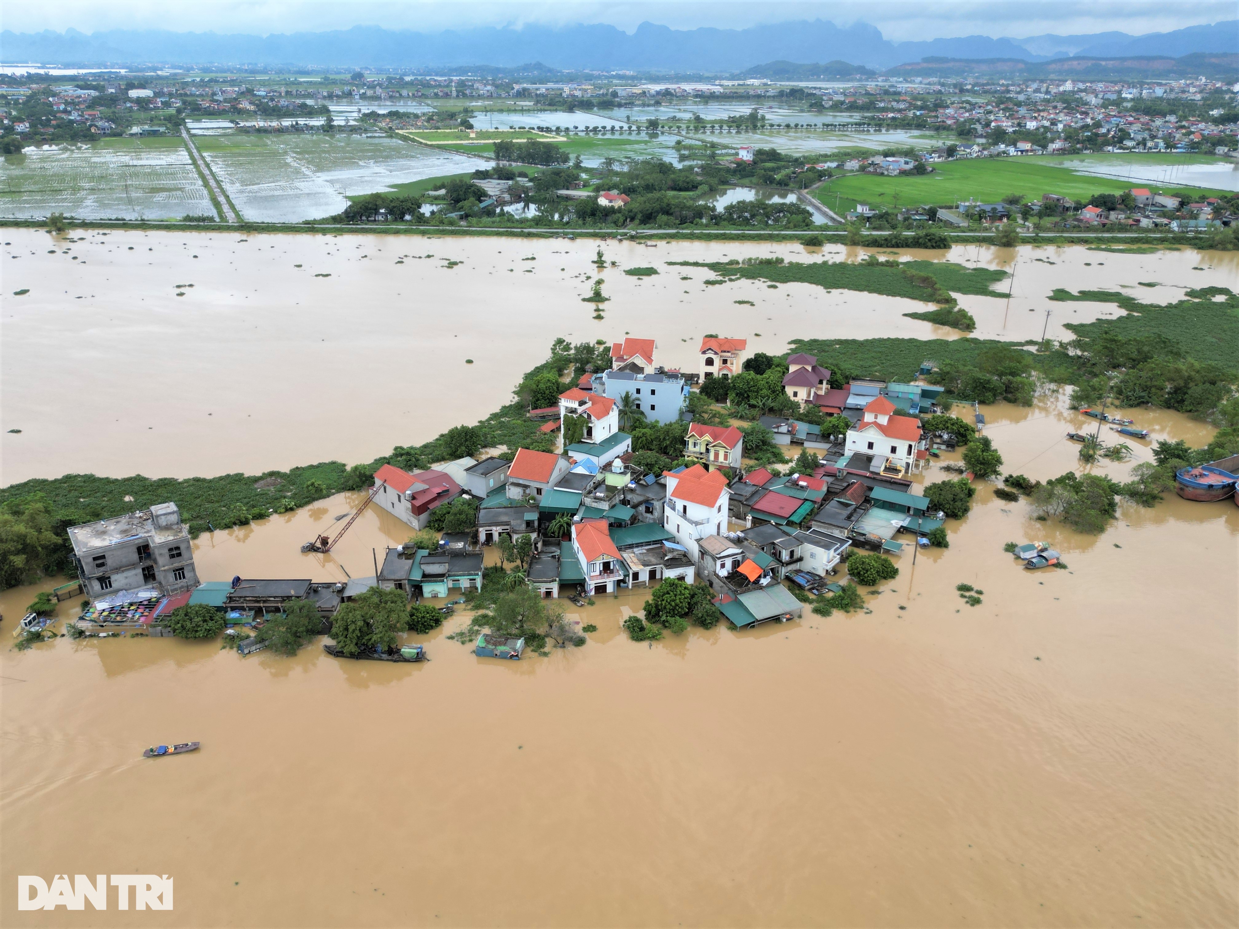 View - Toàn cảnh "cơn đại hồng thủy" cô lập hàng nghìn nhà dân ở Ninh Bình | Báo Dân trí