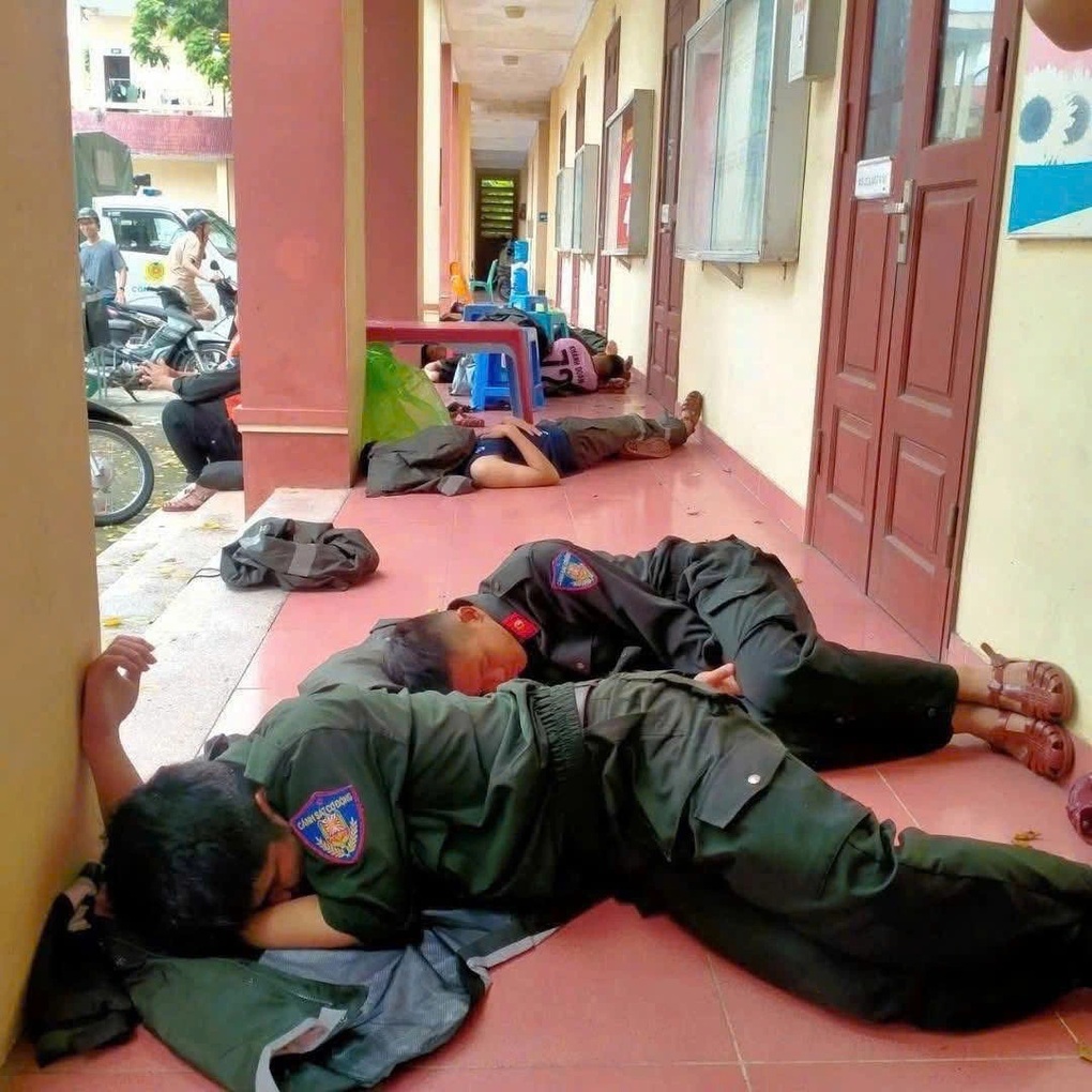 Người Thái Nguyên đứng kín 2 bên đường, bịn rịn chào tạm biệt các chiến sỹ - 2 Người Thái Nguyên đứng kín 2 bên đường, bịn rịn chào tạm biệt các chiến sỹ - 2