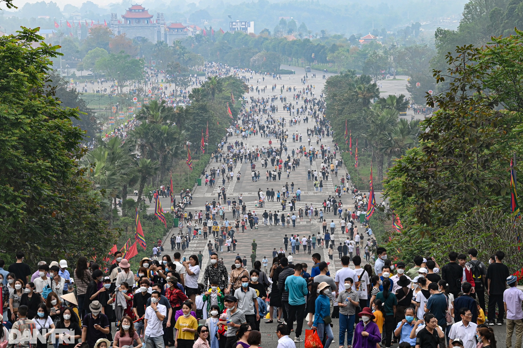 Hành trình gian nan vượt biển người lên núi dâng hương các vua Hùng - 1 Hành trình gian nan vượt biển người lên núi dâng hương các vua Hùng - 1