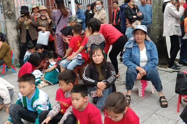 Phụ huynh đưa con lên trụ sở ủy ban để phản đối phương án quản lý xe điện