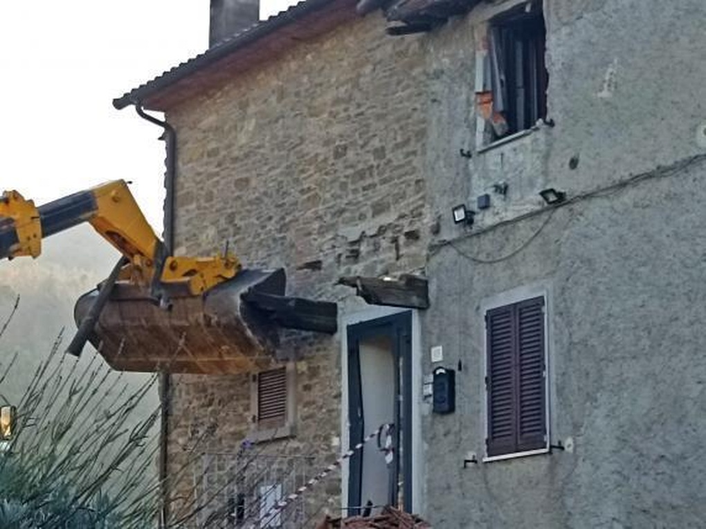 Bực mình tiếng nhạc to, người đàn ông ở Italia lái máy xúc phá nhà hàng xóm - 1 Bực mình tiếng nhạc to, người đàn ông ở Italia lái máy xúc phá nhà hàng xóm - 1