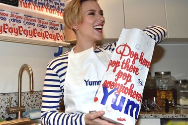 Bắt gặp minh tinh màn bạc đi bán… bỏng ngô