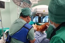 Đi học bằng xe đạp điện, bé trai bị xe tải tông trọng thương