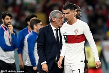 Bị rút khỏi sân sớm, Ronaldo chửi tục với HLV Fernando Santos?