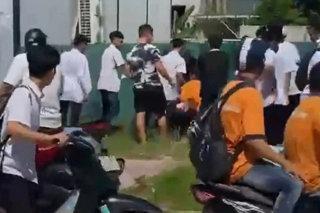 Hơn chục thanh niên vây đánh học sinh trước cổng trường ở Quảng Ninh - 1 Hơn chục thanh niên vây đánh học sinh trước cổng trường ở Quảng Ninh - 1