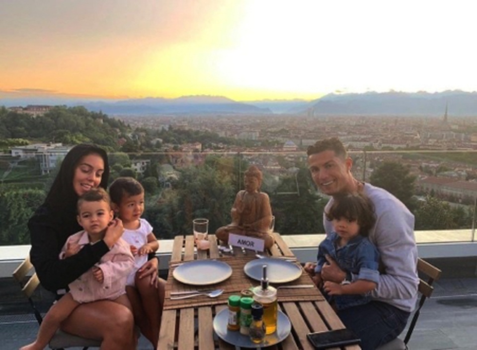 Đập tan tin đồn cưới hỏi, C.Ronaldo khẳng định vẫn là “trai chưa vợ” - 2 Đập tan tin đồn cưới hỏi, C.Ronaldo khẳng định vẫn là “trai chưa vợ” - 2