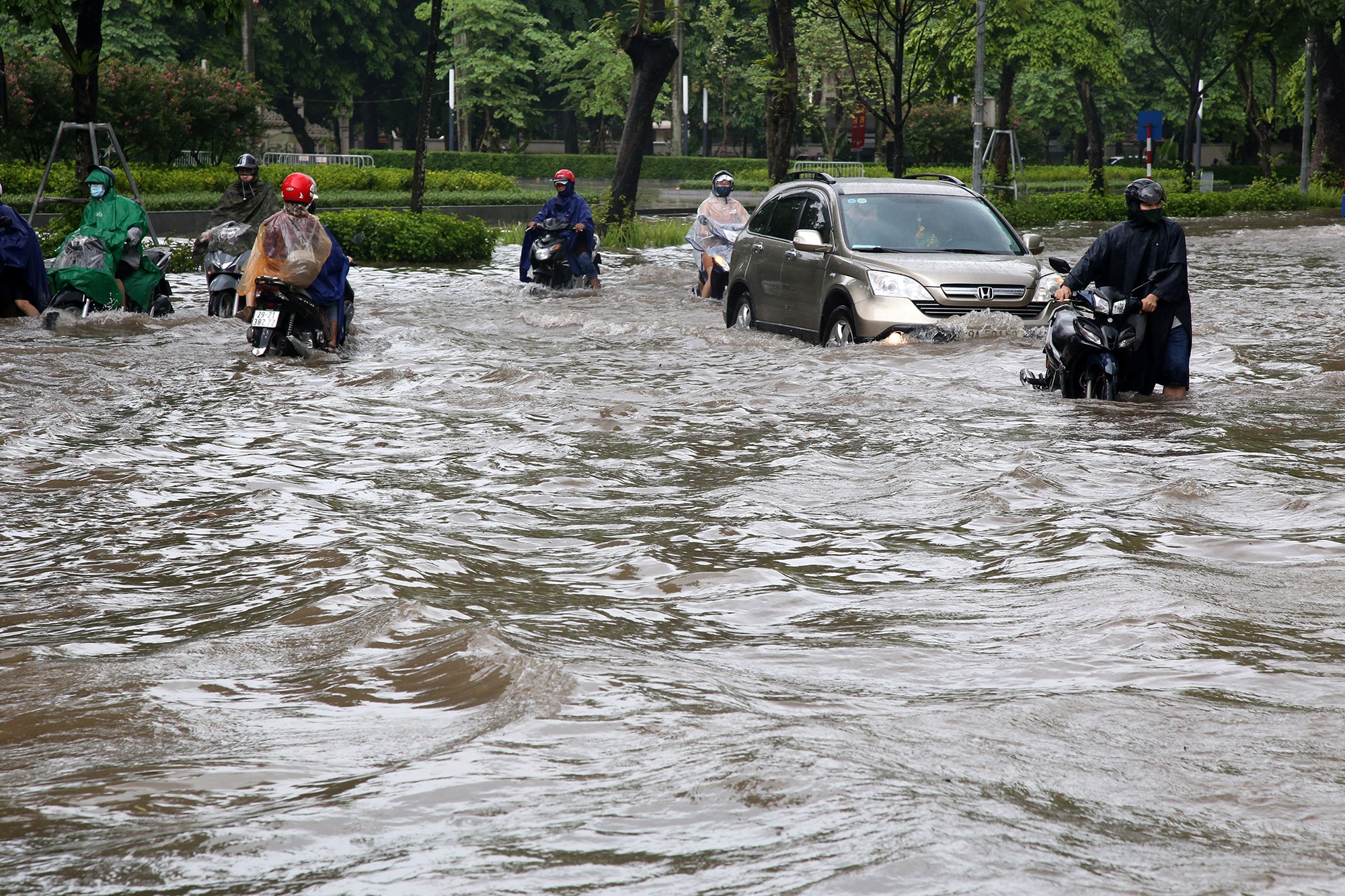 Phố ngập thành sông, người dân Hà Nội hì hục tát nước - 5 Phố ngập thành sông, người dân Hà Nội hì hục tát nước - 5