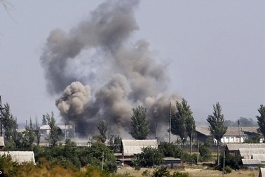 Quân đội Ukraine nã đạn cháy vào nhà dân