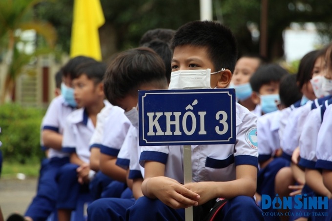 Các em học sinh Trường Tiểu học - Trung học cơ sở Bãi Thơm phấn khởi, vui mừng trong ngày khai giảng năm học mới.