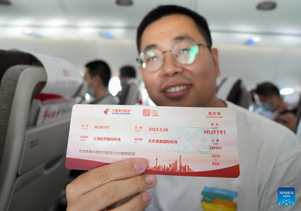 Hành khách khen hết lời máy bay chở khách đầu tiên do Trung Quốc sản xuất - 4 Hành khách khen hết lời máy bay chở khách đầu tiên do Trung Quốc sản xuất - 4