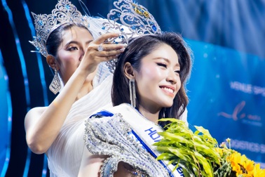 Du học sinh thông thạo 4 thứ tiếng đăng quang Hoa hậu Đại dương Việt Nam