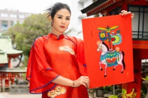 Dưới thời tiết 2 độ C, Hoa hậu Ngọc Hân vẫn rạng rỡ chụp ảnh áo dài