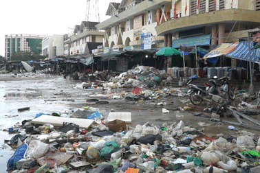 Những "núi" rác bao quanh chợ Tuy Hòa sau cơn lũ dữ