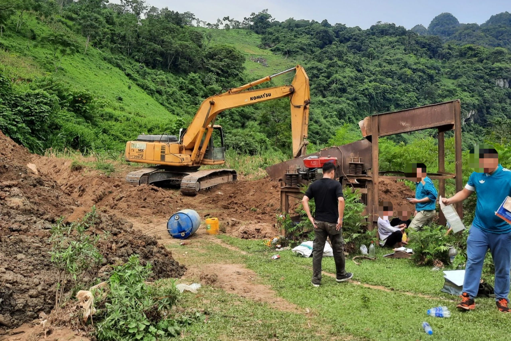 4 vàng tặc khai thác trái phép bên bờ sông Năng - 1 4 vàng tặc khai thác trái phép bên bờ sông Năng - 1