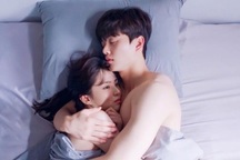 Ngập tràn cảnh ân ái, bộ phim 19+ "Nevertheless" vẫn khó giữ khán giả