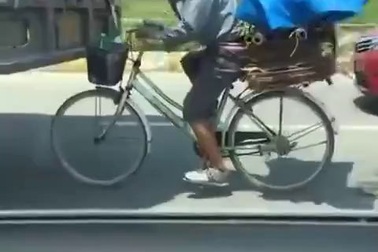 Nam thanh niên đi xe đạp liều mạng bám đuôi xe tải để đỡ tốn sức