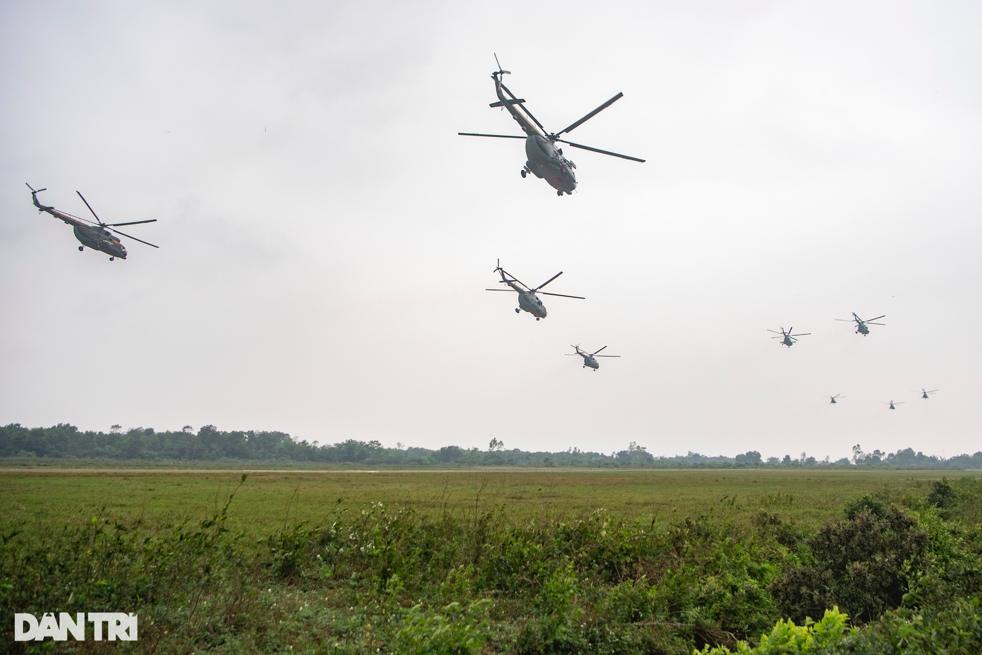 Hình ảnh 9 trực thăng diễn tập kỷ niệm 70 năm Chiến thắng Điện Biên Phủ - 12