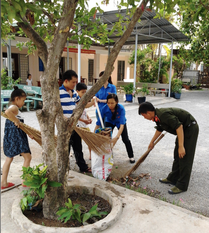 Cán bộ, nhân viên và luôn giữ gìn vệ sinh môi trường xanh, sạch, đẹp bên trong khuôn viên của Trung tâm. (Ảnh chụp trước tháng 4/2021).