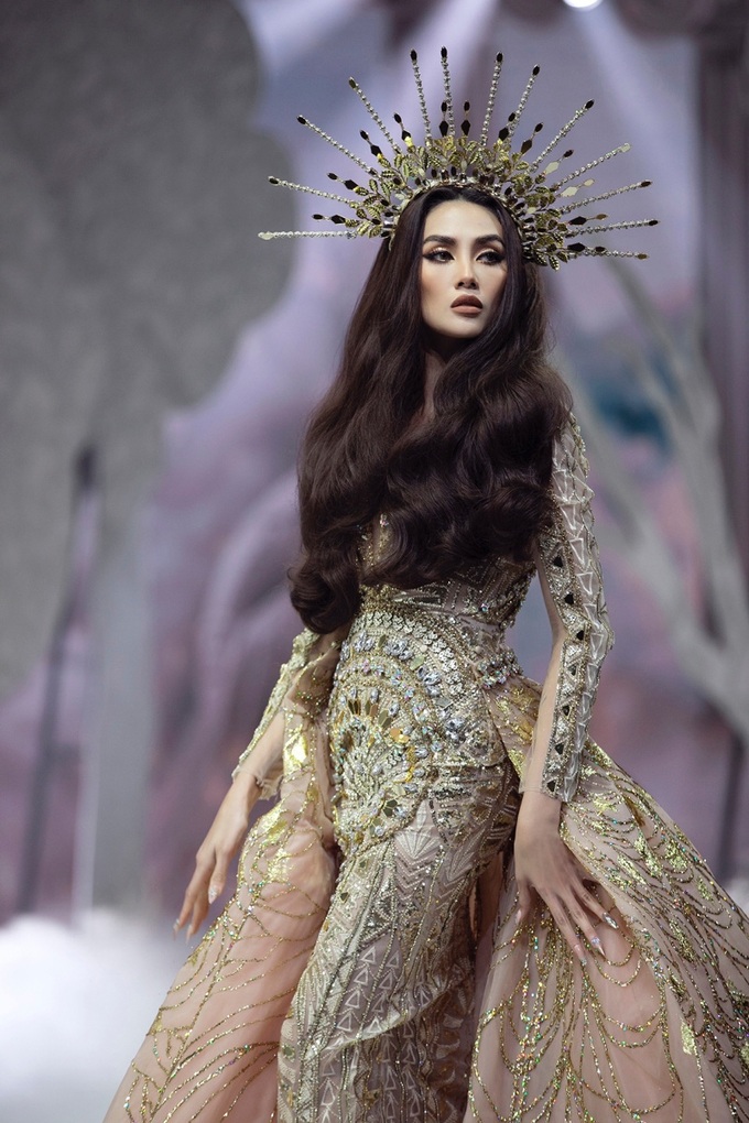 Võ Hoàng Yến catwalk với váy 30 kg - Ảnh 1. Võ Hoàng Yến catwalk với váy 30 kg - Ảnh 1.