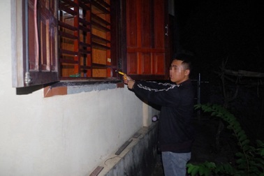 Nghịch tử trộm tiền của mẹ, cưa cửa sổ dựng hiện trường giả