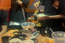 Hà Nội: Tranh cãi quán lẩu "cân từng cọng rau thừa" của khách để tính tiền