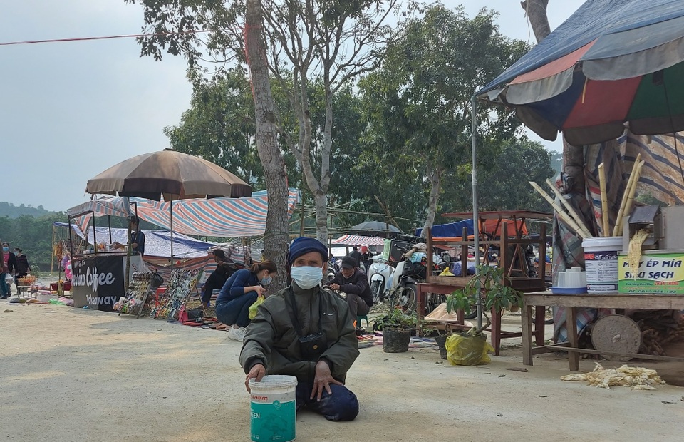 Nhếch nhác cảnh ăn xin nằm la liệt ở lễ hội Phủ Na - 5 Nhếch nhác cảnh ăn xin nằm la liệt ở lễ hội Phủ Na - 5