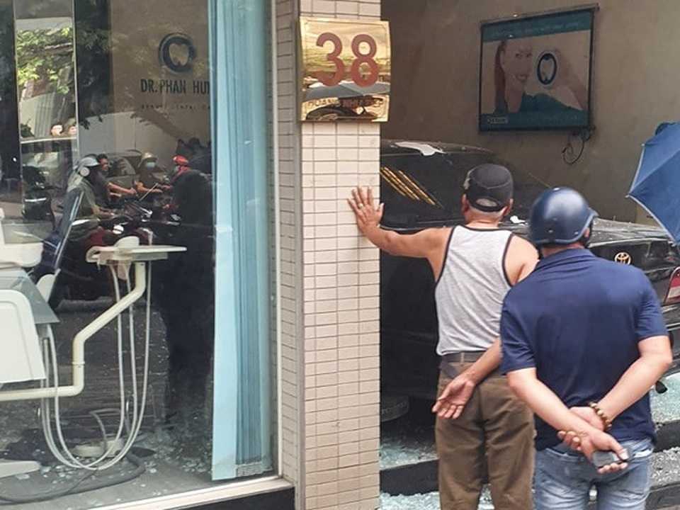 Camry chui tọt vào phòng khám răng trên phố Hà Nội - 2