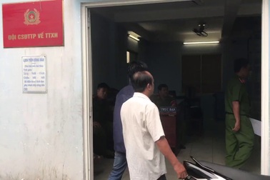 Hai cha con cầm đầu băng cưỡng đoạt tài sản trước cổng Công ty nước giải khát