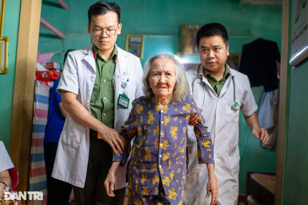 Báo tổ chức khám sức khỏe cho Mẹ Việt Nam Anh hùng, người có công - 3 Báo tổ chức khám sức khỏe cho Mẹ Việt Nam Anh hùng, người có công - 3