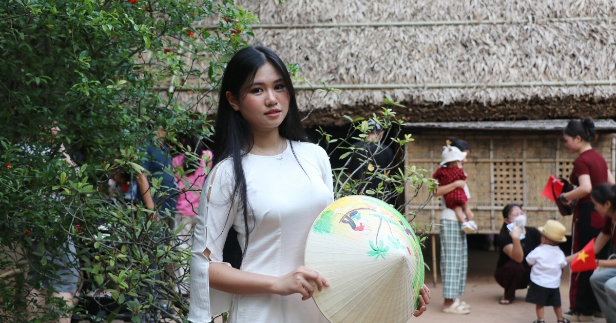 "Lần đầu về thăm quê Bác Hồ, tôi thấy gần gũi và xúc động vô cùng"