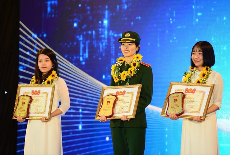 Nữ sinh áo lính mê khoa học - 1 Nữ sinh áo lính mê khoa học - 1