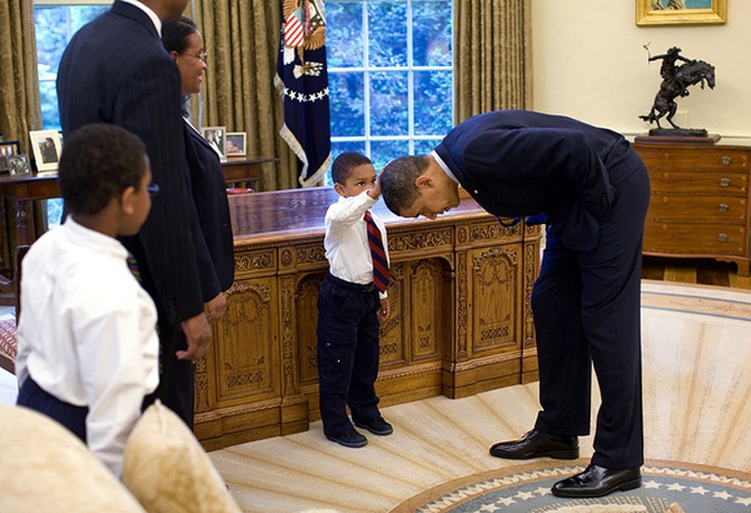 nhiep-anh-gia-nha-trang-chup-2-trieu-tam-suot-nhiem-ky-cua-ong-obamatrong-so-2-trieu-buc-anh-ma-pete-souza-chup-nhung-buc-ghi-lai-khoanh-khac-vui-dua-cung-tre-em-cua-obama-nhan-duoc-nhieu-su-yeu-thich-2