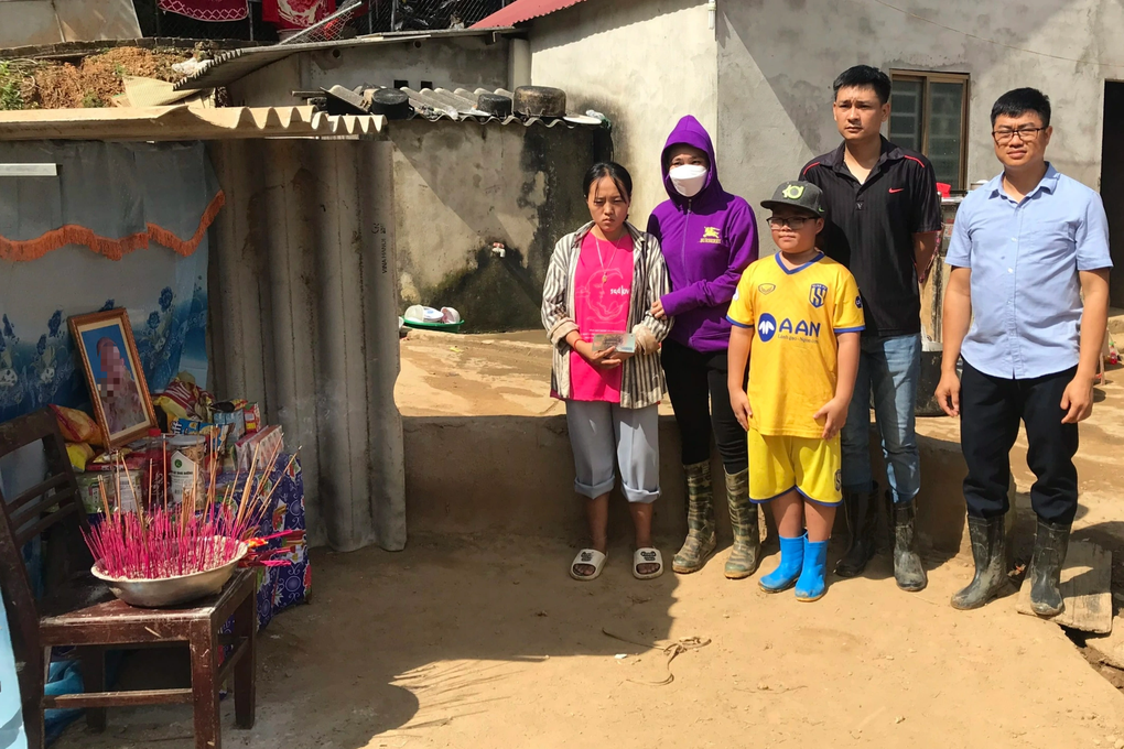 Vợ đưa 3 con đi viện, chồng ở lại tâm lũ giúp dân - 4 Vợ đưa 3 con đi viện, chồng ở lại tâm lũ giúp dân - 4