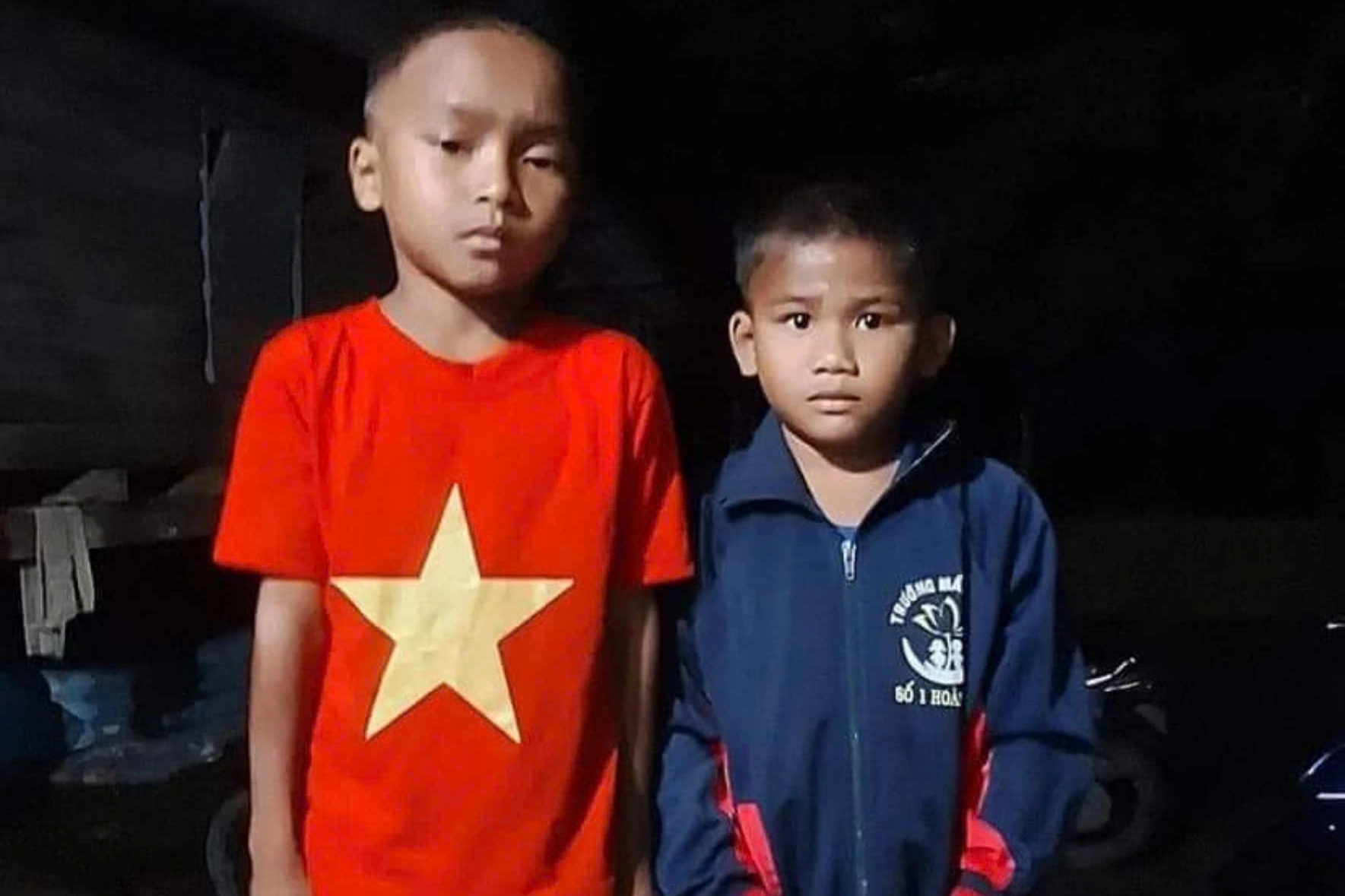 សិស្សសាលាមធ្យមសិក្សាទុតិយភូមិដ៏ក្លាហានមួយក្រុមបានជួយសង្គ្រោះកុមារពីរនាក់ពីទឹកដែលហក់ឡើង - ២ Nhóm học sinh cấp 2 dũng cảm, nhanh trí cứu 2 em nhỏ khỏi dòng nước xiết - 2