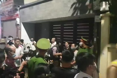 21h15, công tác khám xét nhà ông Nguyễn Đức Chung đang diễn ra