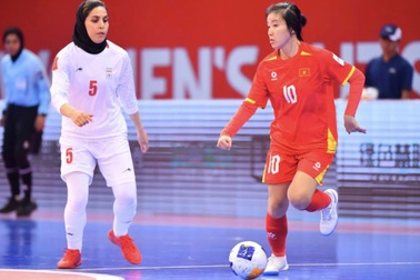 Hòa đương kim vô địch Iran, futsal nữ Việt Nam giành ngôi đầu bảng
