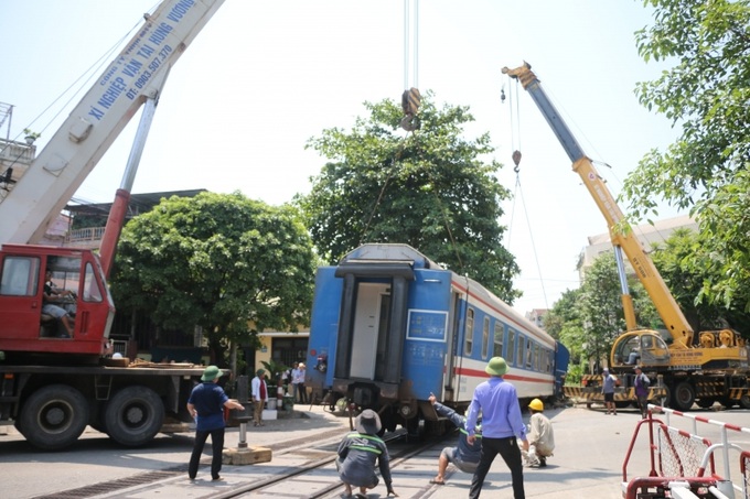 Đoàn tàu được tách làm đôi tại vị trí đoàn tàu bị trật đường ray để giải phóng hiện trường