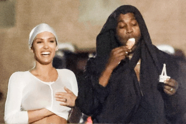 Bất chấp dư luận, vợ Kanye West vẫn mặc đồ kiệm vải xuống phố