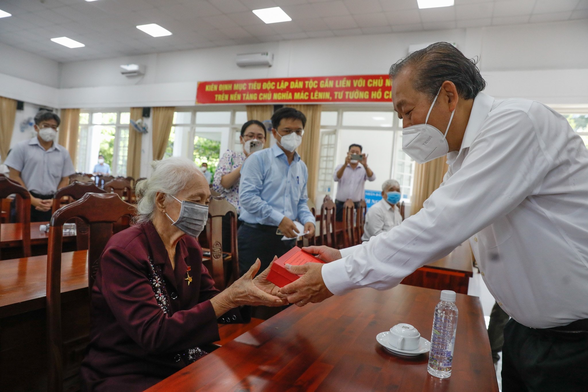 Nuốt nước mắt khi nghe chồng, con hy sinh để không lộ thân phận - 7 Nuốt nước mắt khi nghe chồng, con hy sinh để không lộ thân phận - 7