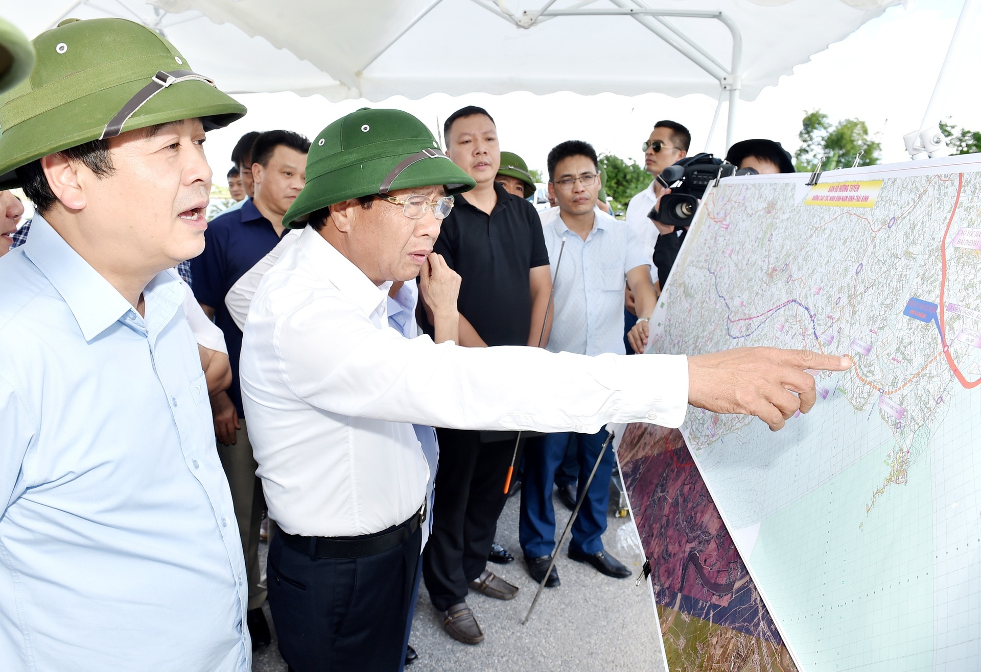 Hình ảnh Phó Thủ tướng dầm mưa trong rốn lũ và dãi nắng trên công trường - 10 Hình ảnh Phó Thủ tướng dầm mưa trong rốn lũ và dãi nắng trên công trường - 10