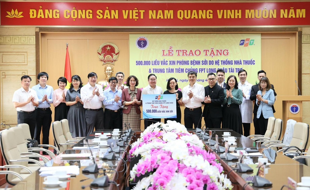 Bộ Y tế tiếp nhận nửa triệu liều vaccine sởi do FPT Long Châu trao tặng - 1 Bộ Y tế tiếp nhận nửa triệu liều vaccine sởi do FPT Long Châu trao tặng - 1
