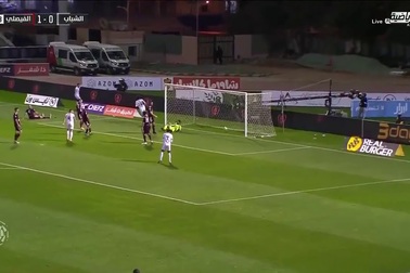 Cầu thủ solo từ giữa sân, rồi lập siêu phẩm... đánh gót