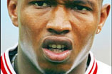 Diouf bị phạt do tội nhổ “lung tung”