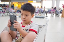 Học sinh có thể mất tới 25 năm cuộc đời chỉ để nhìn điện thoại