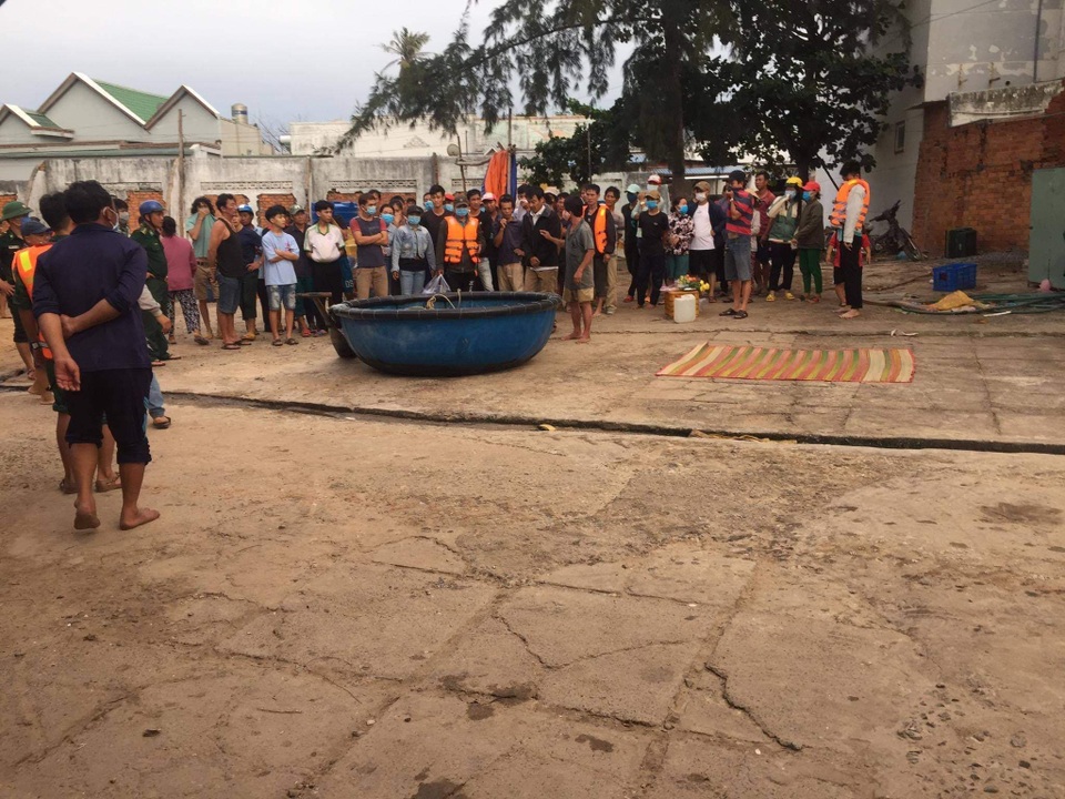 Tìm thấy thi thể 2 du khách bị cuốn trôi khi đi tắm biển đầu năm - 3 Tìm thấy thi thể 2 du khách bị cuốn trôi khi đi tắm biển đầu năm - 3