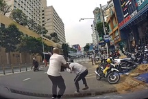 Người đàn ông cầm dao truy đuổi, hành hung shipper ở TPHCM